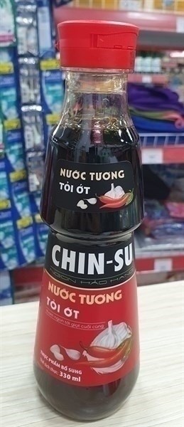 NƯỚC TƯƠNG CHINSU TỎI ỚT. NẮP ĐỎ CHAI 330ML