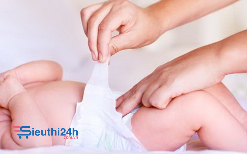 trẻ bị hăm tã phải làm sao